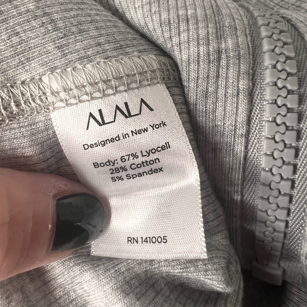 Alala Rise Cropped Zip Up NWT Size XL Retail $135 - Picture 9 of 9